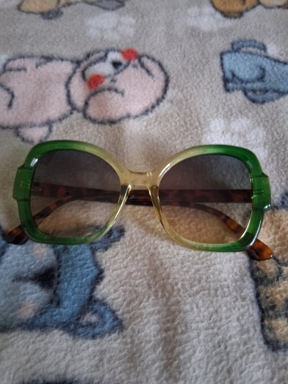 VINTAGE  LADIES GREEN SUNGLASSES
